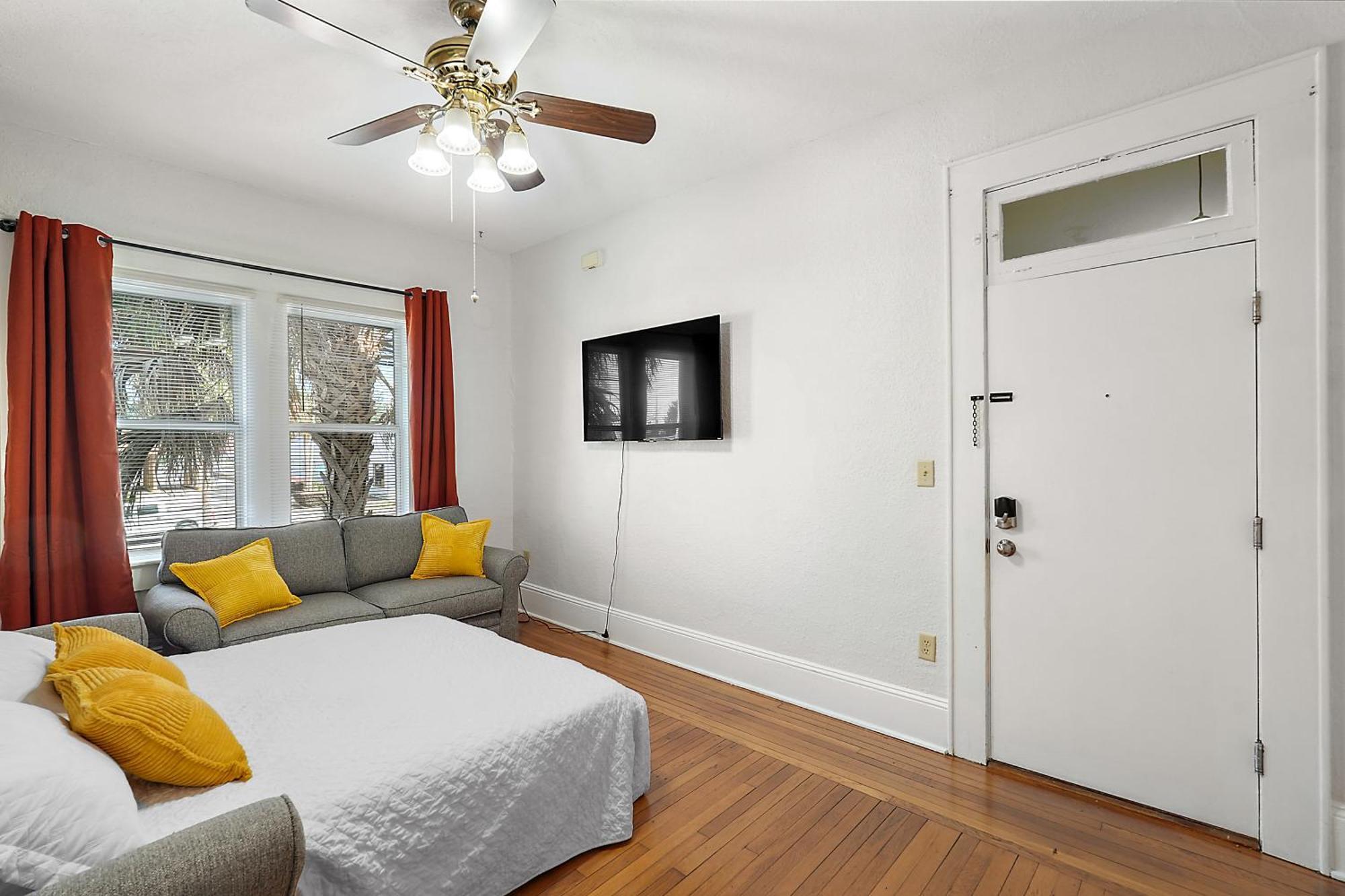 Downtown Den-King Bed~Heart Of Eustis~Queen Sleeper~Upstairs~Bright & Happy Екстериор снимка